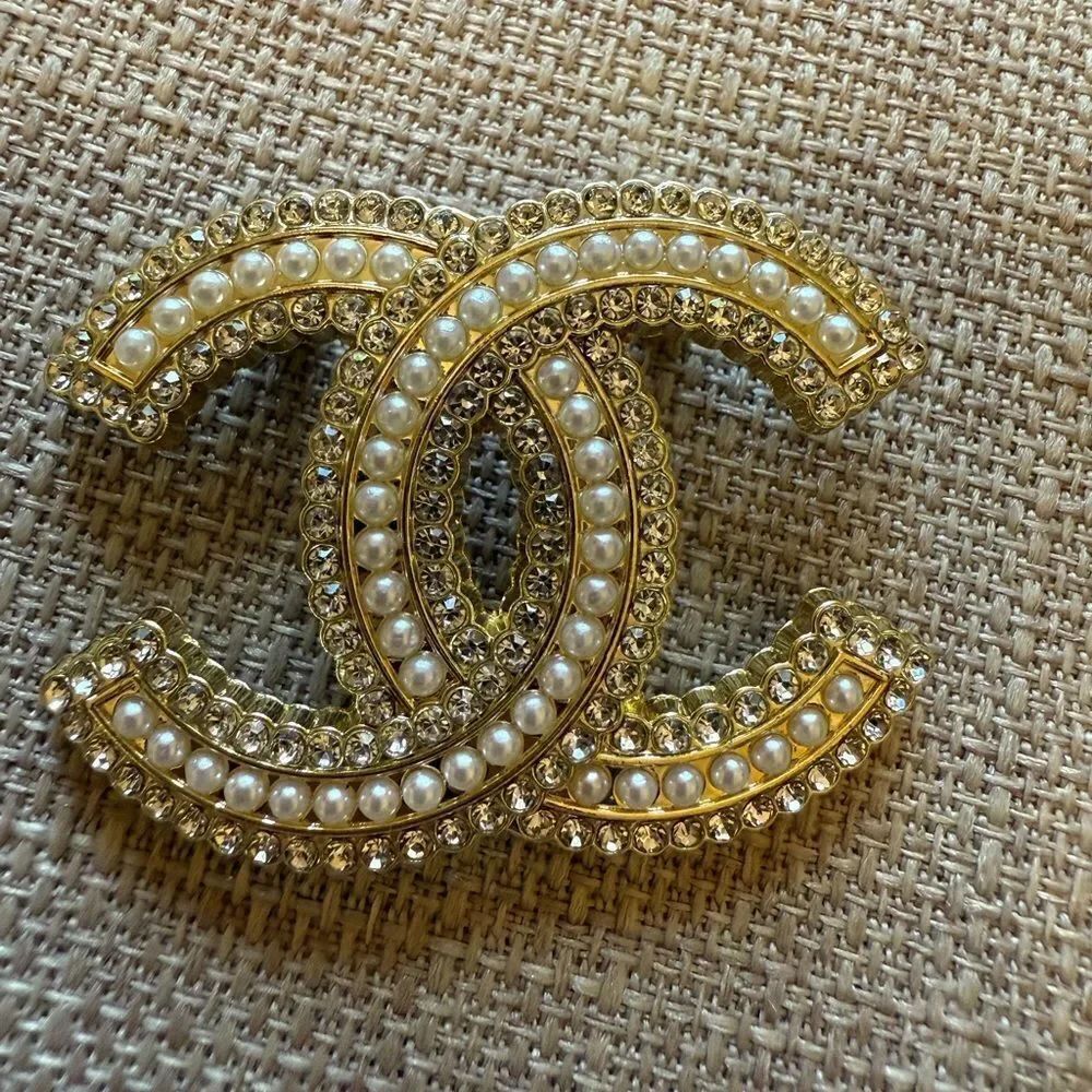 Classic Brooch - Picture 2 of 5